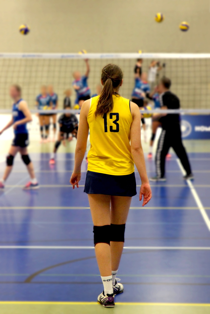 exercising, leisure activity, playing, train, white, training, sports clothing, crowd, beach volleyball, number, team sport, 4K, lifestyles, helper, approaching