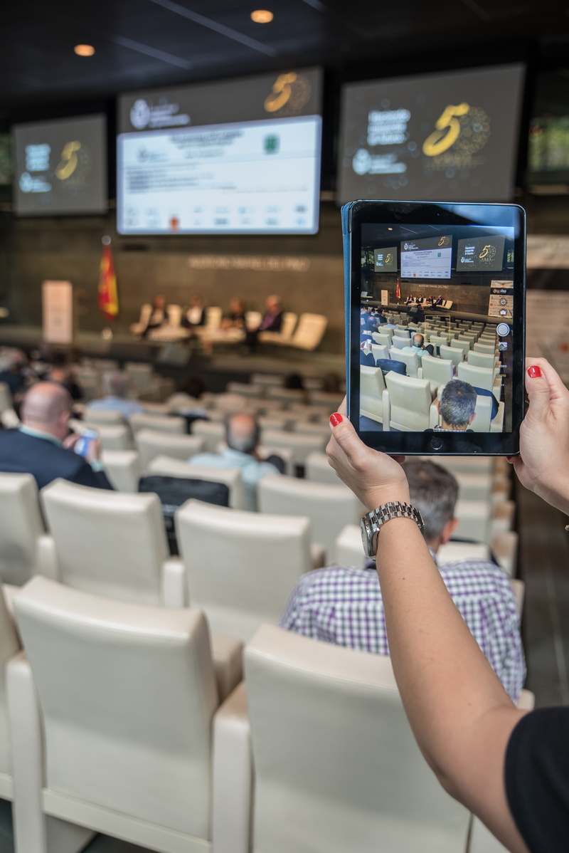 auditorium, real people, human body part, tablet, smart phone, 5K, screen, communication, presentations, technology, focus on foreground, adult, conferences