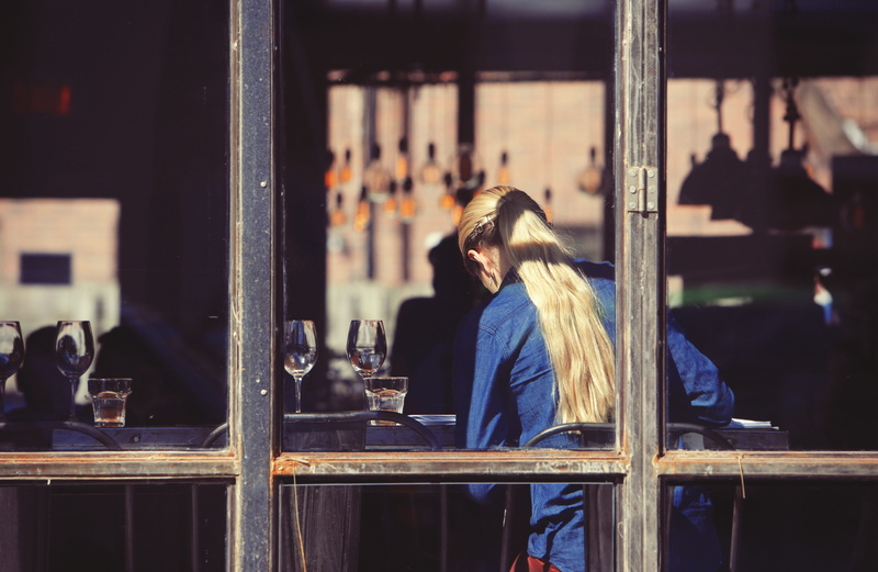 focus on foreground, transparent, men, womens, two people, dress, wearing, blonde, women, waiter, people, lifestyles, 5K, leisure activity, sitting, dress shirt