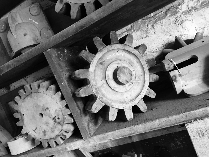 circle, 2K, industry, old, geometric shape, machinery, industrial equipment, machine part, gear, wood - material, indoors, transportation, cogs, no people