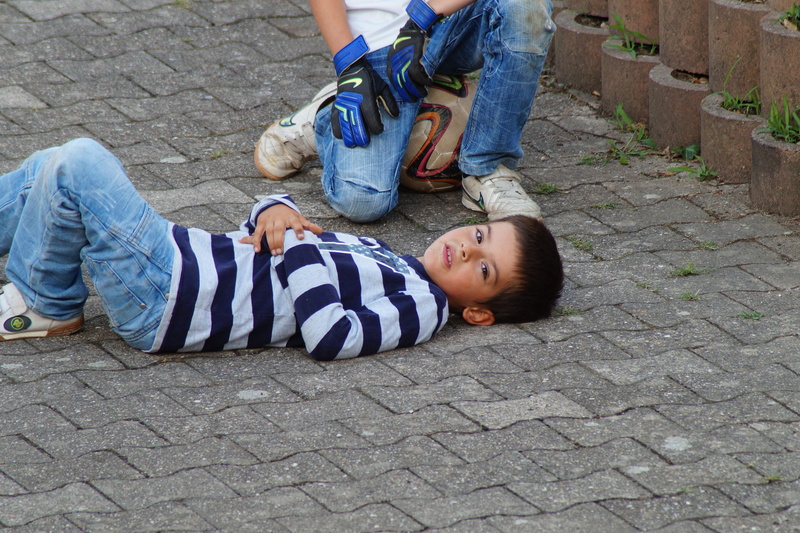 bonding, leisure activity, lying down, 5K, lifestyles, childhood, the interplay of, family, real people, innocence, sister, guard, injury, sibling, females