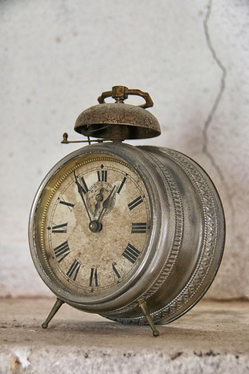 personal accessory, instrument of time, roman numeral, design, table, shape, steampunk, clock face, indoors, 5K, circle, mechanism, no people, accuracy