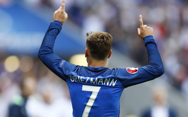 focus on foreground, human limb, Football, celebration, rear view, arms raised, shirt, men, antoine, sport, 720P, incidental people, jersey, 2016, Sports