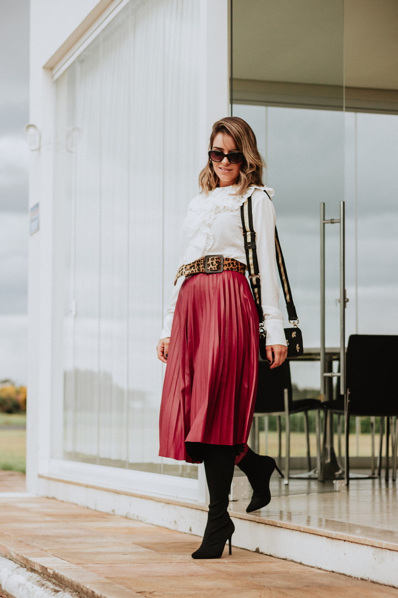 brown, dress, building, fashion, walking, 4K, front view, blouse, sunglasses, hair, urban, beautiful woman, digital influencer, wearing, daytime, floor
