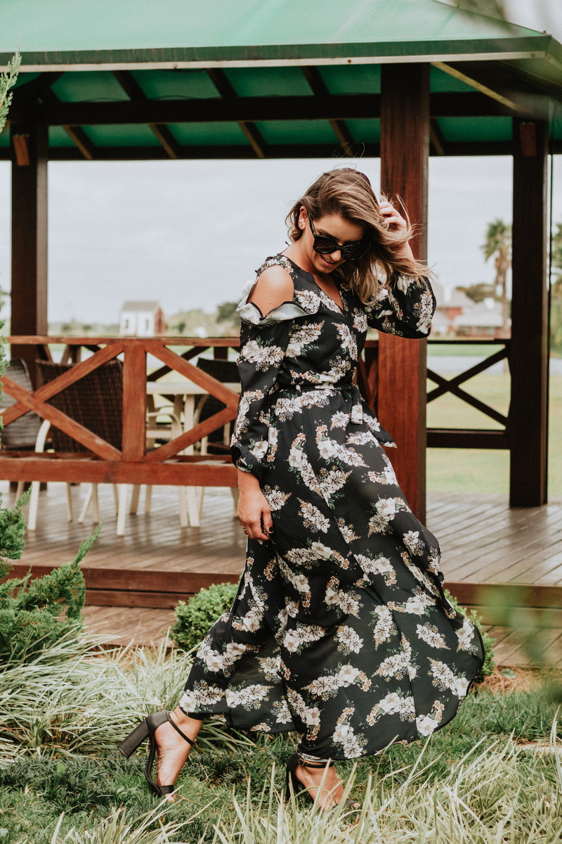 full length, floral, happy, nature, floral pattern, blur, dress, beautiful woman, holding, architecture, vestido, fun, women, leisure activity, fashion
