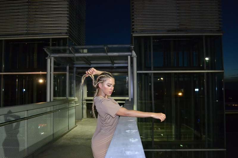 building exterior, muscles, modebewusst, dress, three quarter length, fashion, city, influencer, model, hipster, real people, night, beautiful woman, hairstyle