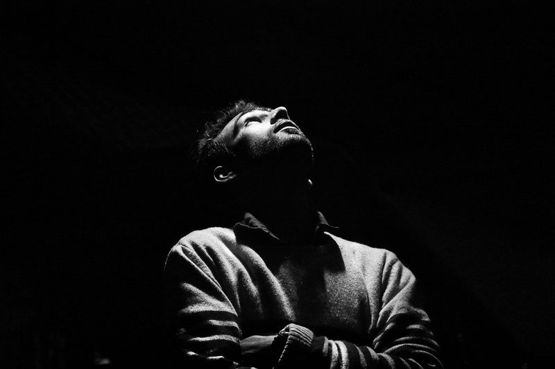 looking, real people, leisure activity, darkness, black-and-white, adult, monochrome, guy, male, 5K, young men, looking away, contemplation, portrait