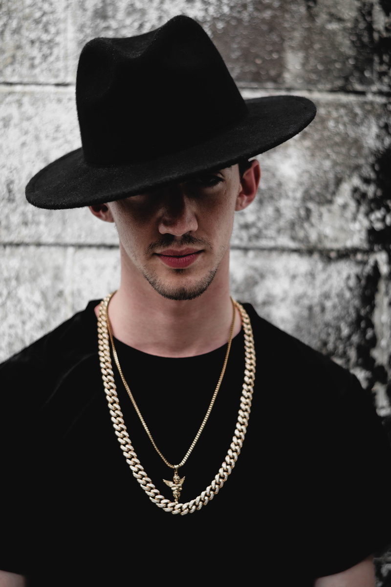 gold chain, lifestyles, male, mid adult men, indoors, clothing, hat, real people, fashionable, necklace, style, 5K, front view, one person, accessories