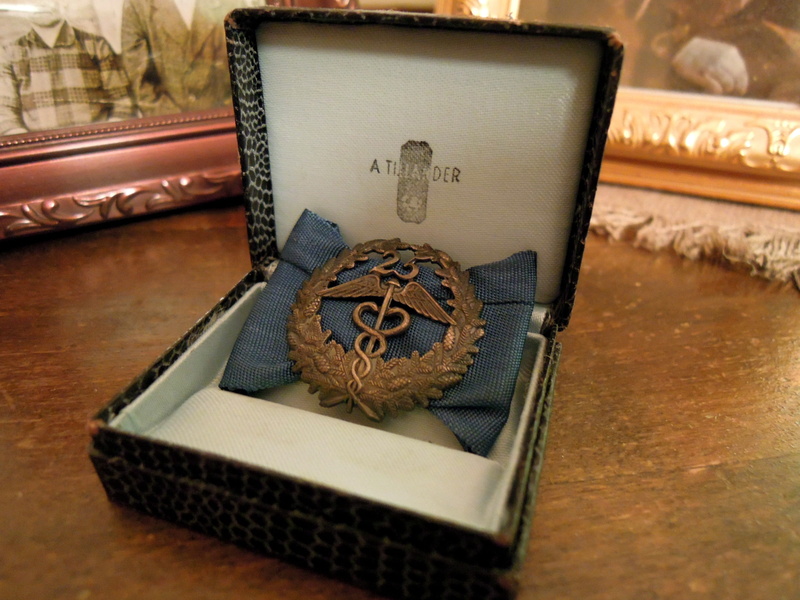 representation, t, 2K, Memorial, indoors, antique, personal accessory, retro, box, wealth, bracelet, curriculum vitae, finnish, photograph, T, table, still life