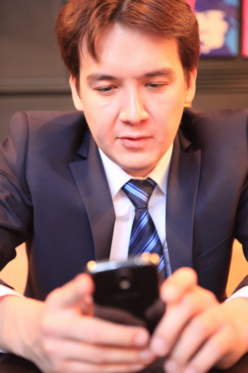 suit, communication, 2K, young, technology, handsome, holding, menswear, mobile phone, front view, business person, one person, wireless technology, man