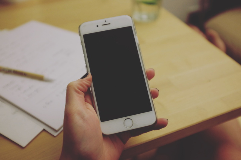 5K, hold, table, communication, smart phone, human hand, смартфон, portable information device, mobile phone, connection, pen, indoors, device screen