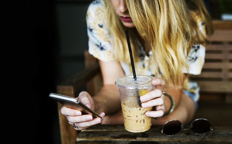 Others, frappe, Phone, touchscreen, coffeeshop, young women, hairstyle, lifestyles, real people, Holding, wireless technology, Relax, one person, Woman