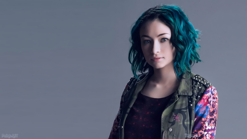 2K, celebrity, Jodelle Ferland, simple background, dyed hair, looking at viewer, women, TV, Dark Matter (TV)