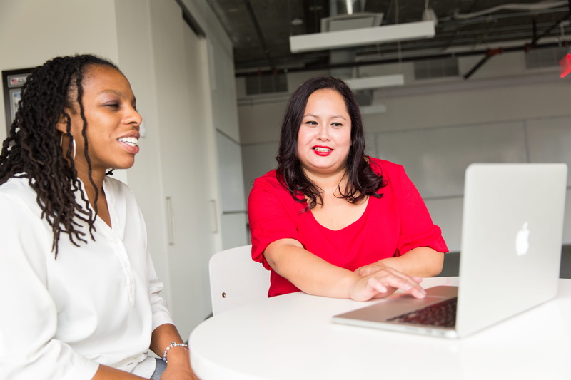 facial expression, communication, wireless technology, sit, business person, smiling, wearing, connection, adult, happiness, young adult, mentor, showing