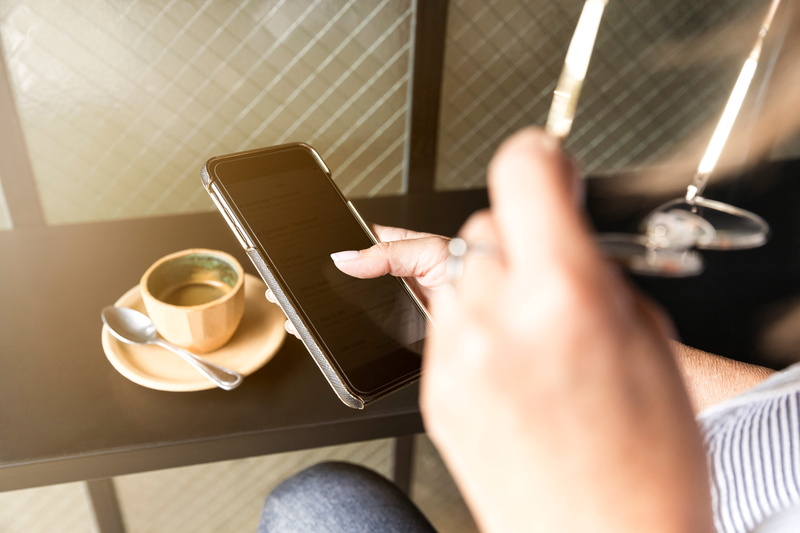 sitting, adult, hand, spoon, holding, working, human hand, business, sales person, sales pro, linkedin sales navigator, coffee shop, occupation, technology