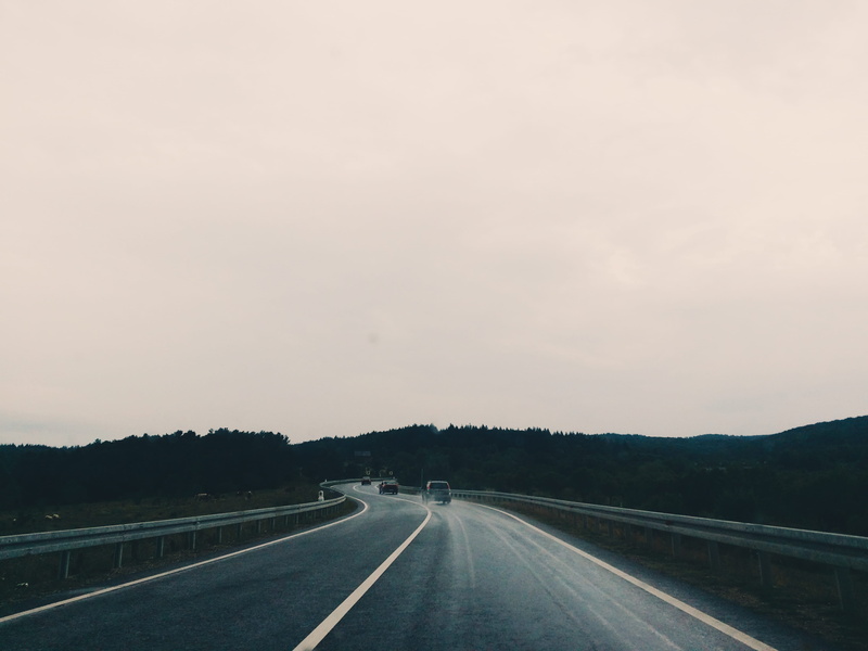 gray, travel, highway, sign, traffic, transportation, outdoors, country, multiple Lane Highway, vehicles, road marking, beauty in nature, street, crash barrier