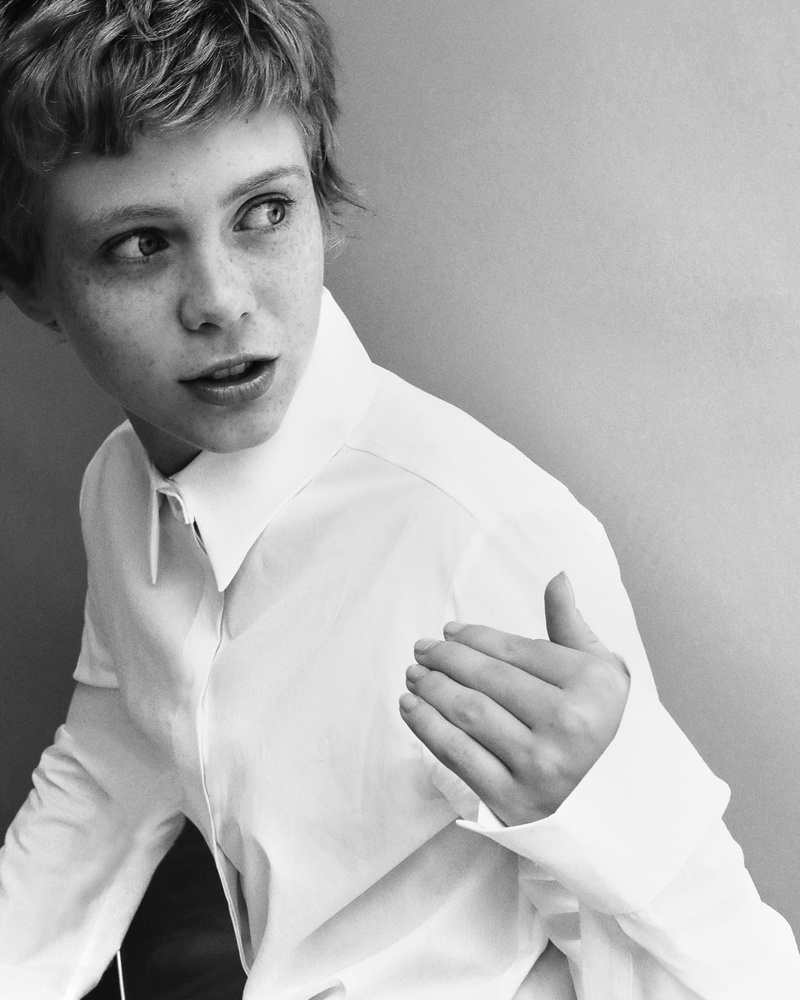 teenager, shirt, indoors, body part, studio shot, looking, women, young adult, looking at camera, Sophia Lillis, looking back, human body part, males, one person