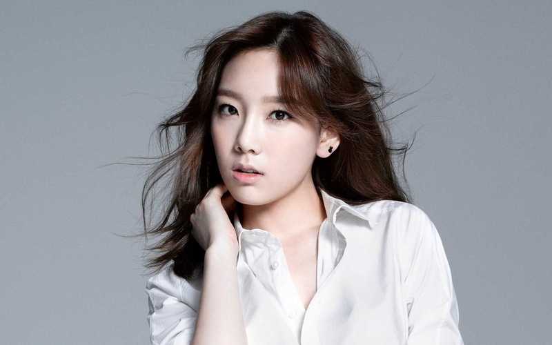 Band (Music), hair, gray background, gray, contemplation, indoors, front view, young adult, human face, hairstyle, Kim Tae-Yeon, beautiful woman, one person