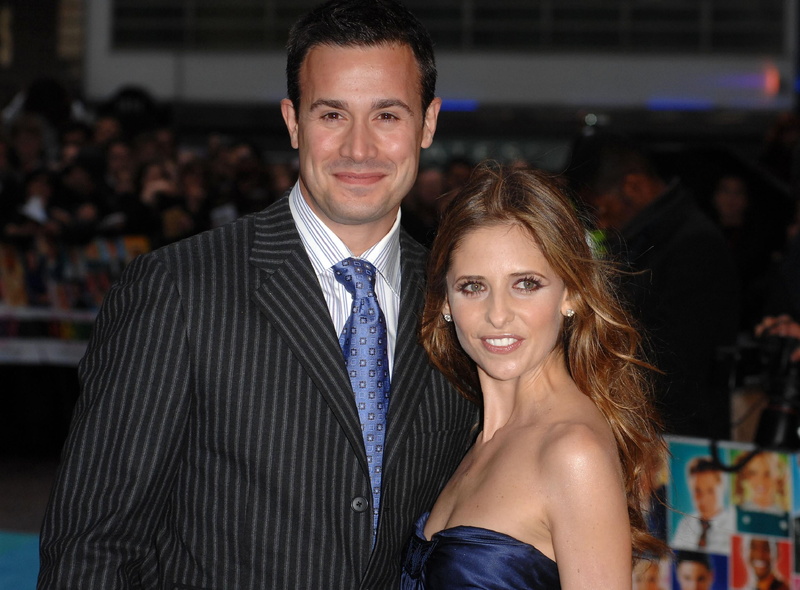 freddie prinze jr, sweetheart, arts culture and entertainment, emotion, smiling, couple - relationship, sarah michelle gellar, event, adult, men, lapel