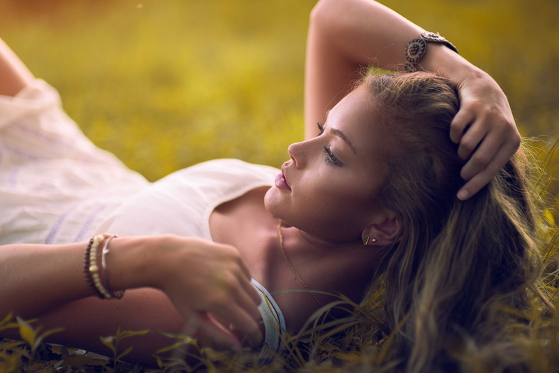 lying down, women, field, depth of field, hair, plants, hands in hair, eyes, hands, blonde, blue eyes, women outdoors, white, white dress, outdoors, blue