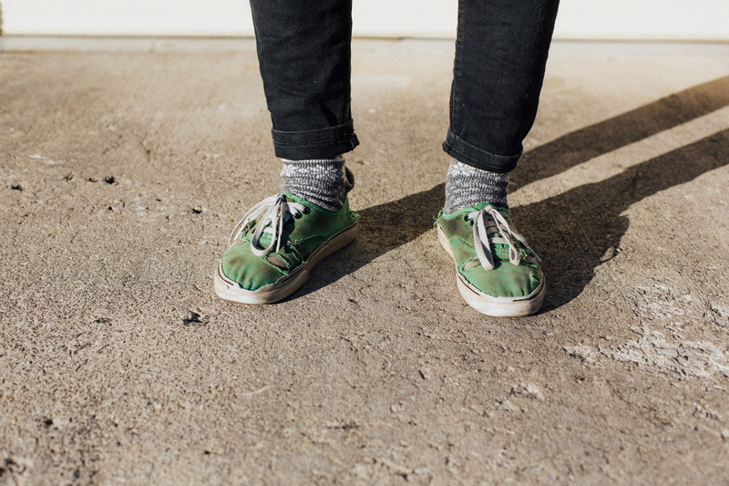 day, sunlight, gravel, human body part, human limb, wearing, casual clothing, land, footwear, green, body part, dirt road, jeans, adult, low, concrete
