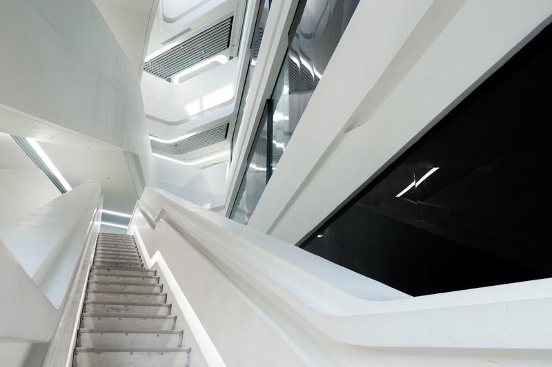 the way forward, built structure, empty, architectural design, light, photo, futuristic, 2K, ceiling, angle, no people, escalator, design, moving up, glass
