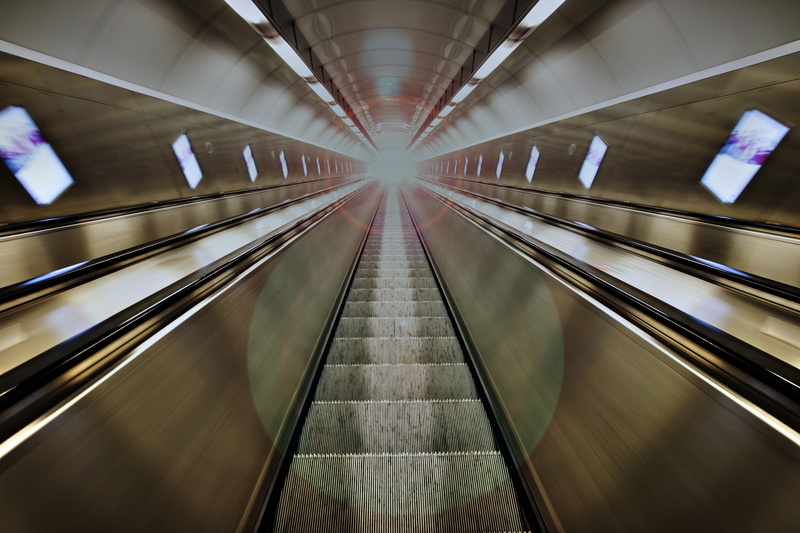 moving walkway, no people, blurred motion, direction, convenience, diminishing perspective, photo, time, architecture, symmetry, motion, escalator, illuminated
