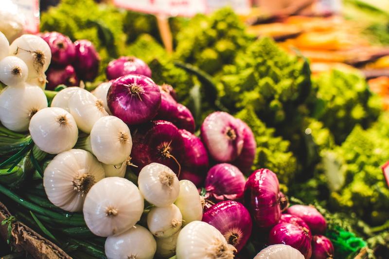 produce, onion, vegtables, farm to table, pike street market, close-up, farm stand, onions, vegetable, 5K, organic, food, purple onion, variation, wellbeing