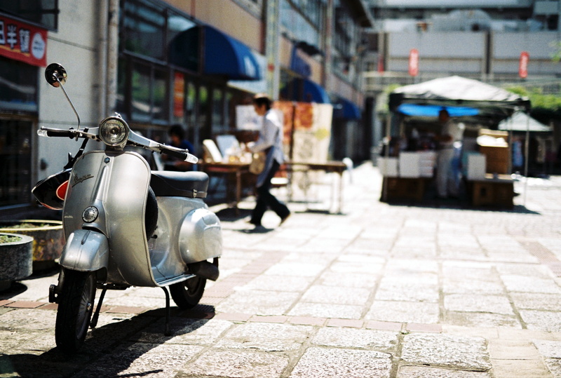 near, Plus, retro Styled, grey, city, In The Light, flea market, スク, タ, motor, stall, market  market, moped, japan, town, Light  grey, Sigma SA, people