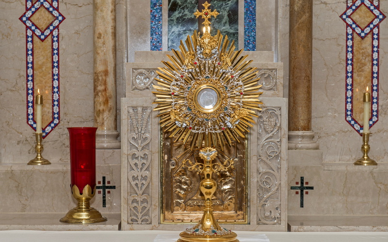 place of worship, 2K, built structure, Most Holy Sacrament, architecture, craft, spirituality, church, lighting equipment, statue, Monstrance on Altar