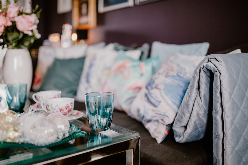 interior, crockery, home, 5K, drink, living room, glass, drinking glass, luxury, domestic room, cost, household equipment, cozy, sofa, decorations, wineglass