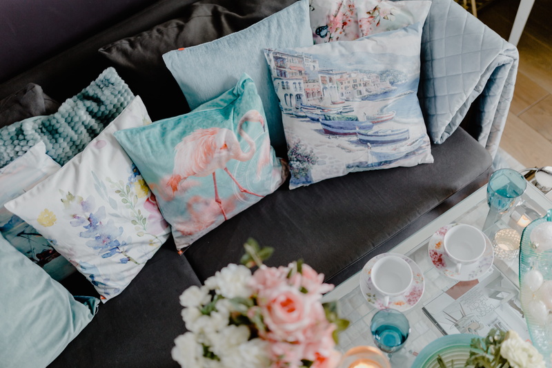 textile, interior, messy, currency, sofa, flower, bed, bouquet, pattern, furniture, close-up, finance, nature, room, 5K, decorations, plant, comfy, flowering plant