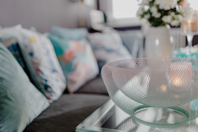 glass, room, home, modern, decor, living room, 5K, selective focus, pillow, domestic room, close-up, household equipment, interior, home decor, sofa, indoors