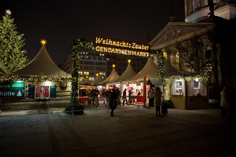 real people, nighttime, incidental people, building, outdoors, built structure, 5K, building exterior, city, park, nature, market, berlin, gendarmenmarkt