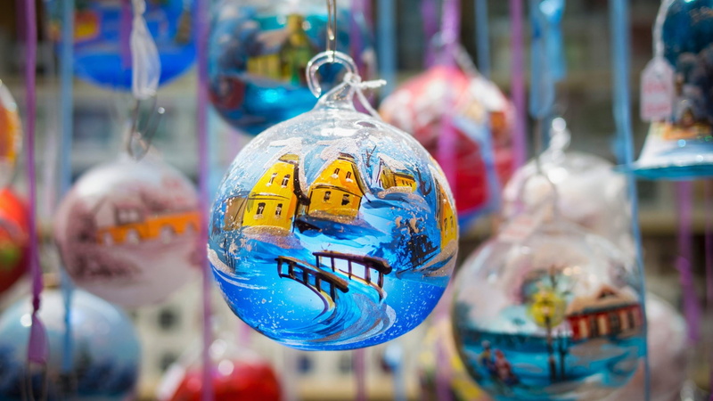 for sale, store, glass - material, transparent, choice, sphere, shopping, selective focus, no people, focus on foreground, close-up, Christmas, hanging