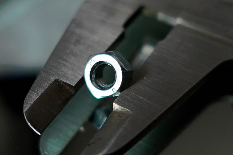 ruler, 5K, day, single object, aggression, rotary part, industry, geometric shape, thread, count, indoors, metric, technology, circle, selective focus