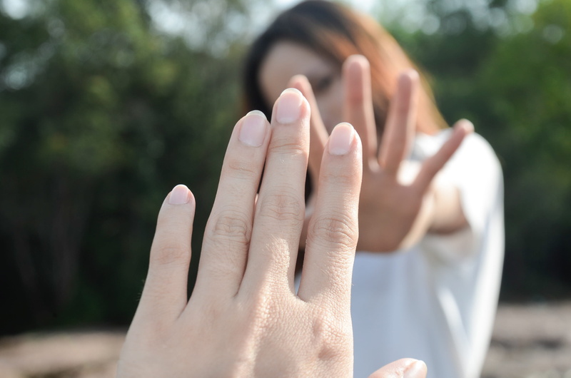 one person, human finger, nature, leave, human hand, hand, close-up, finger, attachment, outdoors, 2K, apart, lifestyles, human face, sunlight, focus on foreground