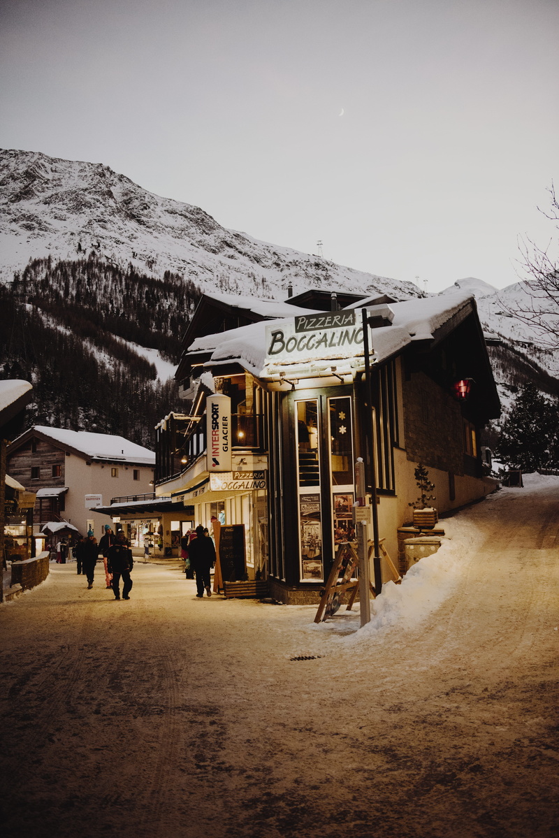 day, incidental people, pizzeria, building, nature, saas, landscape, 5K, mountain, built structure, outdoors, city, real people, architecture, hill, winter