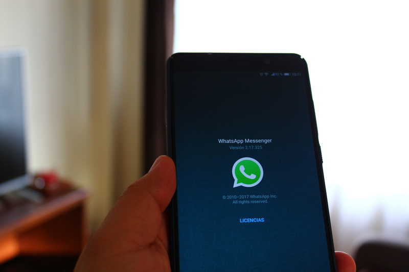 hand, holding, connection, app, cell, whatsapp, messenger, screen, portable information device, mobile app, mobil, technology, 5K, mobile phone, close-up
