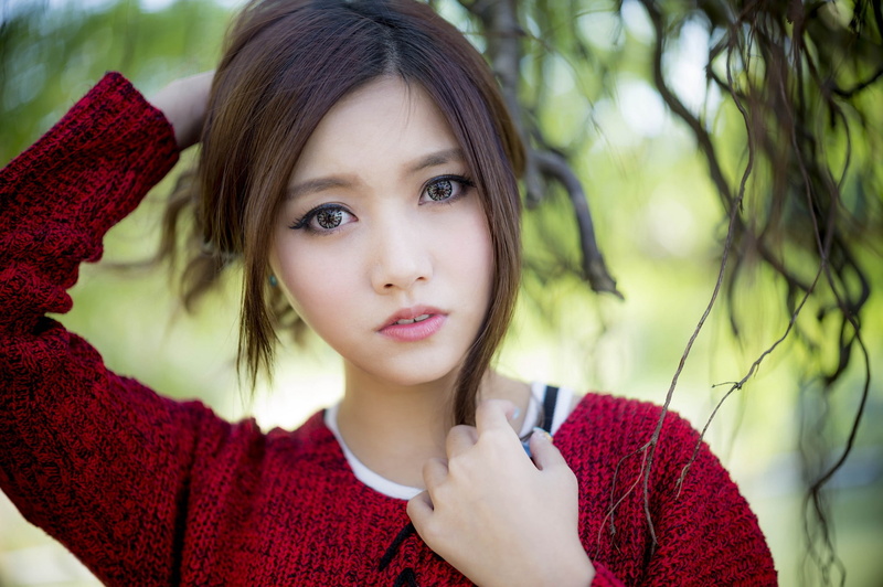 pre-adolescent child, child, front view, innocence, leisure activity, teenager, red, headshot, contemplation, casual clothing, one person, sweater, 1080P