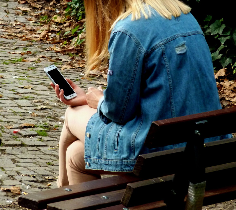 mobile phone, communication, wireless technology, bench, casual clothing, whatsapp, contact, computer science, news, park bench, e mail, friendship, 1080P