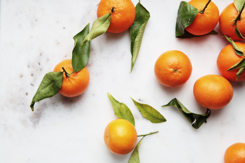 close-up, fruit, tangerine, 5K, leaf, green color, background, orange, food and drink, plant part, citrus fruit, wellbeing, leaves, orange - fruit, food