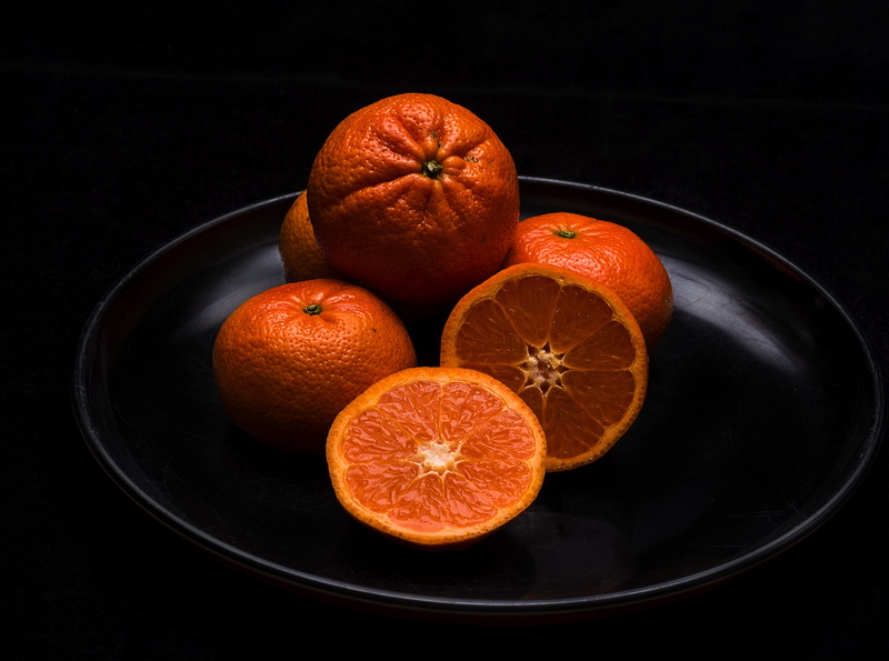 whole, Plate, wellbeing, orange color, indoors, Orange, citrus fruit, food, citrus, tangerines, slice, food and drink, split, Black, ripe, healthy eating