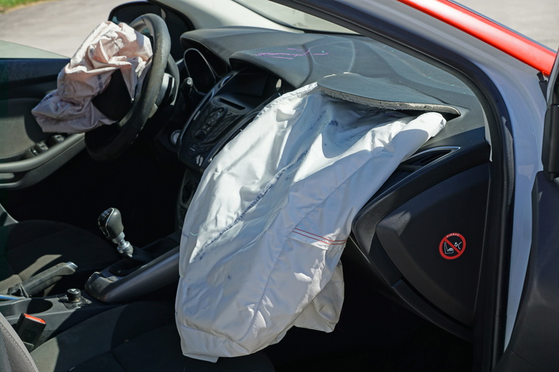 liability, 5K, shiny, protection, jacket, adult, collision, distraction, body part, car, smartphon, airbag, motor vehicle, one person, transportation