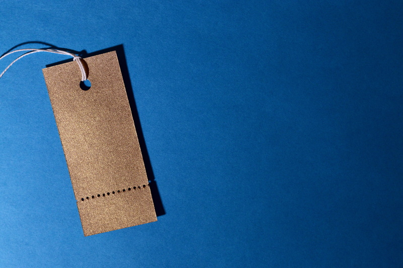 rope, metal, prices, mensaje, background, 5K, paper, gold, price, template, card, high angle view, blue, day, simplicity, coathanger, close-up, studio shot