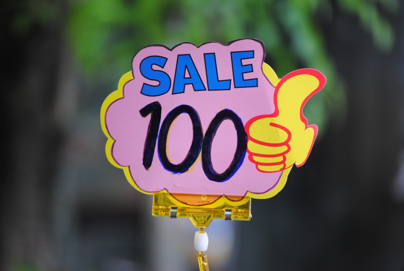 nature, outdoors, lighting equipment, 4K, glowing, signage, discount signs, sale, no people, illuminated, close-up, Price Tag, multi colored, yellow, focus on foreground