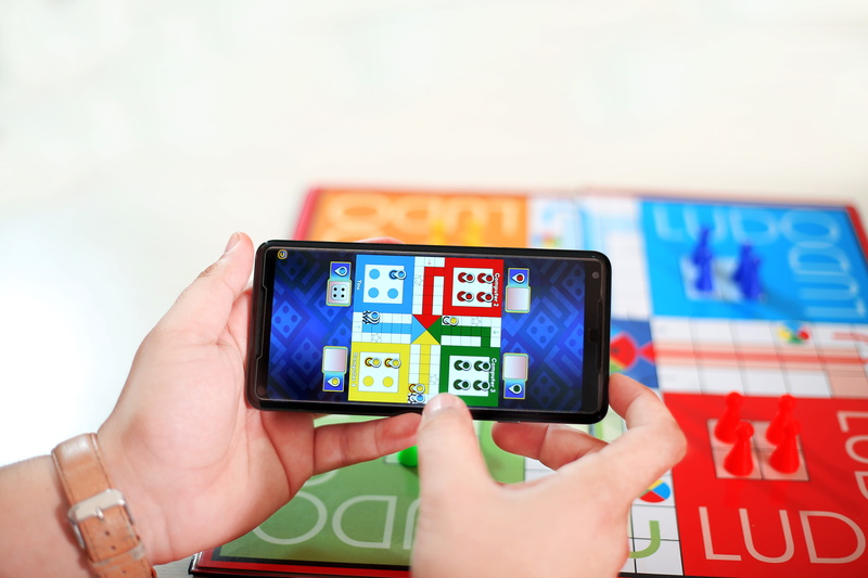 screen, global communications, internet, child, family, social networking, touch screen, yellow, ludo, wireless technology, modern, dice, board, chance