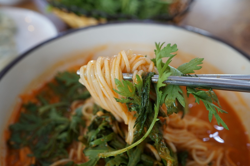 focus on foreground, indoors, wellbeing, fish noodles, no people, selective focus, parsley, food, freshness, 5K, ready-to-eat, italian food, the young fish noodles