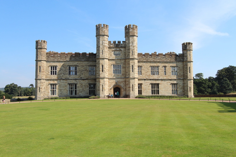 building exterior, castle, luxury, british Culture, frontal, leeds, 5K, no people, ancient, field, blue, built Structure, tree, day, architecture, green color