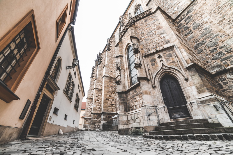 church, peter, arch, spirituality, clear sky, old, houses, town, czech, europe, famous Place, sky, cathedral, built Structure, urban Scene, architecture